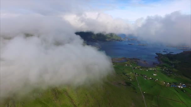 Mraky nad zelenou zemědělskou půdu na Lofoty, letecká — Stock video