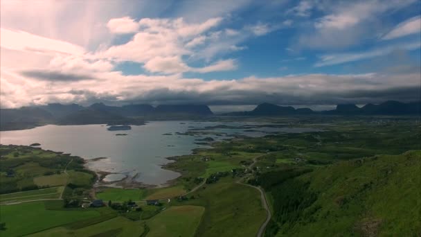 Voo perto da cidade Leknes nas ilhas Lofoten na Noruega — Vídeo de Stock