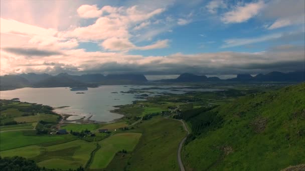 Descendiendo cerca de la ciudad de Leknes en las islas Lofoten en Noruega — Vídeos de Stock