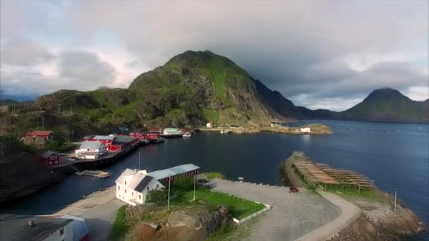 Рибний порт Mortsund на островах прибуття в Норвегії — стокове відео