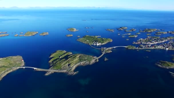 Volando sobre la ciudad pesquera Henningsvaer en las islas Lofoten, Noruega — Vídeo de stock