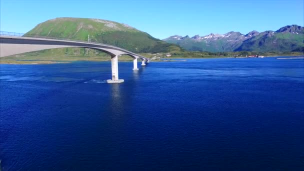 Most na Wyspach Lofotów w Norwegii — Wideo stockowe