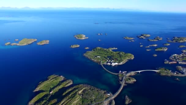Malebná silnice na Lofotenových ostrovech Henningsvaer ze vzduchu — Stock video
