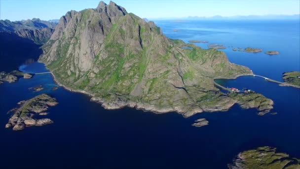 Flygbilder av den vackra Lofoten Coast — Stockvideo