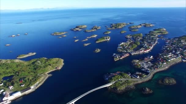 Lofoten adalarında balıkçı kasabası Henningsvaer, Norveç — Stok video