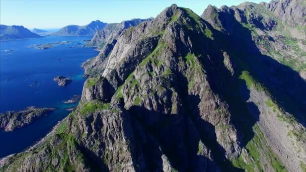 Szczyty na Lofoten, Norwegia, widok z lotu ptaka — Wideo stockowe