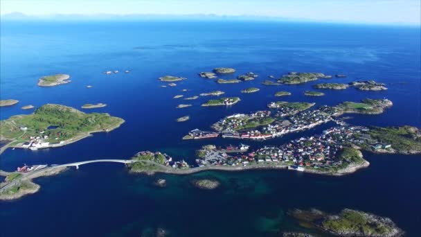 Γραφική πόλη Henningsvaer στα νησιά Λοφότεν, Νορβηγία, εναέρια — Αρχείο Βίντεο
