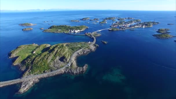 Дорога в Оваэр на Лофских островах, Норвегия — стоковое видео