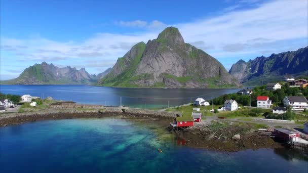 Volando en Reine en las islas Lofoten, Noruega — Vídeo de stock