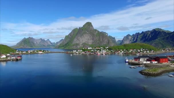 Lofoten adalarında reine kasabası üzerinde uçuş, Norveç — Stok video
