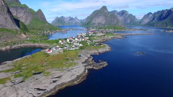 Voando por Reine em ilhas Lofoten, Noruega — Vídeo de Stock