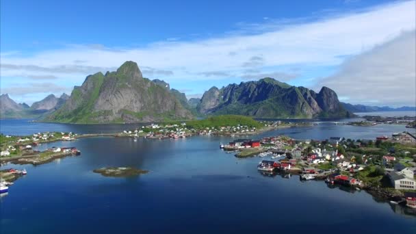Vue aérienne de la belle ville Reine sur les îles Lofoten, Norvège — Video