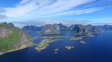 Norveç'teki Lofoten adalarının doğal kıyı şeridi