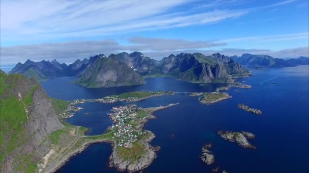 Flygbilder av kustlinjen på Lofoten öar i Norge — Stockvideo