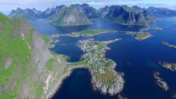 Vue aérienne panoramique de la ville Reine sur les îles Lofoten en Norvège — Video