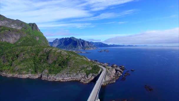 Brifge sur la route panoramique sur les îles Lofoten, Norvège — Video
