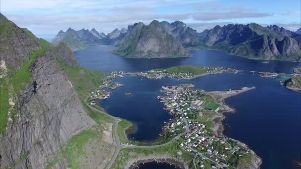 Над Рейном на Лофотенских островах в Норвегии — стоковое видео