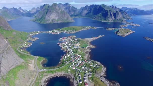 Vuelo sobre Reine en las islas Lofoten en Noruega — Vídeos de Stock