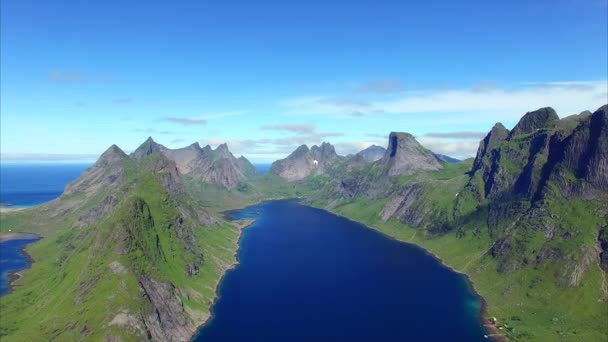 Aérien du fjord sur les îles Lofoten, Norvège 