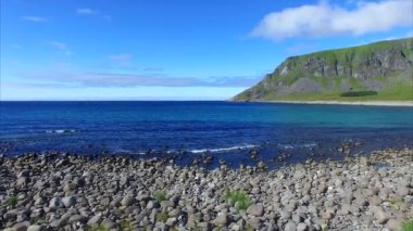 Unstad, Norveç'teki kayalar plajında kalkış