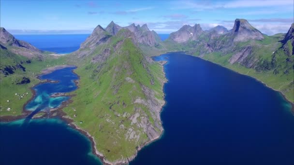 Vue aérienne à couper le souffle du fjord sur les îles Lofoten en Norvège — Video