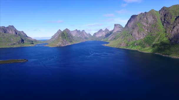 Fjord na Lofotenských ostrovech v Norsku, vzdušné záběry — Stock video