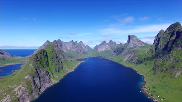 Letecký pohled na malebný fjord na Lofotenských ostrovech, Norsko — Stock video