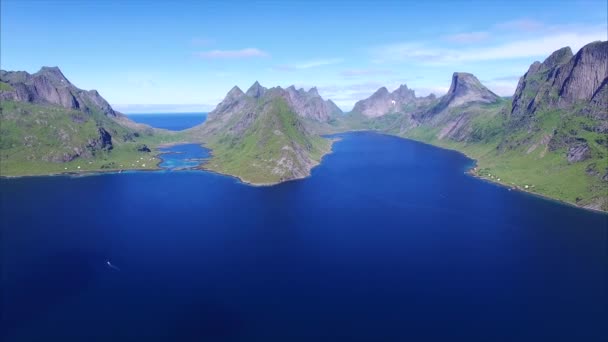 Vol rapide au-dessus du fjord sur les îles Lofoten en Norvège — Video