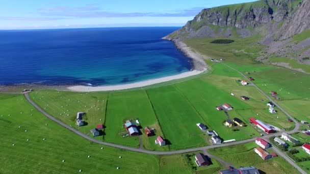 Voler dans le village Unstad sur Lofoten, Norvège — Video