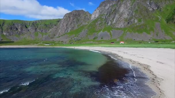 Πετώντας πάνω από την παραλία σε νησιά Λοφότεν, Νορβηγία — Αρχείο Βίντεο