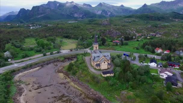 Heidnische Kirche auf den Lofoten in Norwegen, Luftaufnahme — Stockvideo