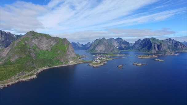 Imágenes aéreas de la hermosa ciudad de Reine en las islas Lofoten en Noruega — Vídeo de stock