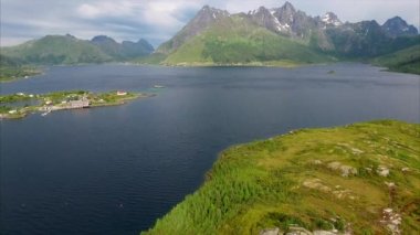 Norveç'te Lofoten adalarında Sildpollness kilise ile Göl