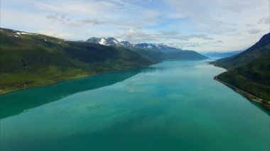 Norveç'te Lyngen fiyort üzerinde Uçan