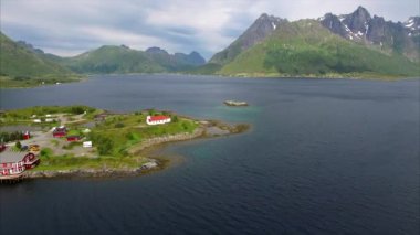 Lofoten adalarındaki Sildpollness kilisesi, havadan görünüm