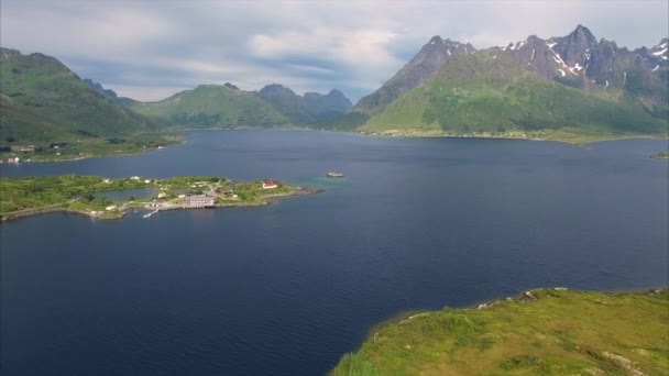 Lago con chiesa di Sildpollness sulle isole Lofoten — Video Stock