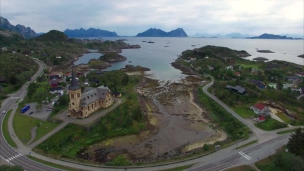 Norveç'teki Lofoten Katedrali'nin havadan görünümü — Stok video