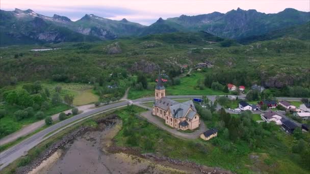 Vista aérea de la iglesia de Vagan en las islas Lofoten en Noruega — Vídeos de Stock