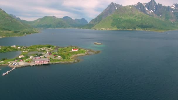 Schilderachtige luchtfoto van de Sildpollness-kerk op de Lofoten-eilanden — Stockvideo