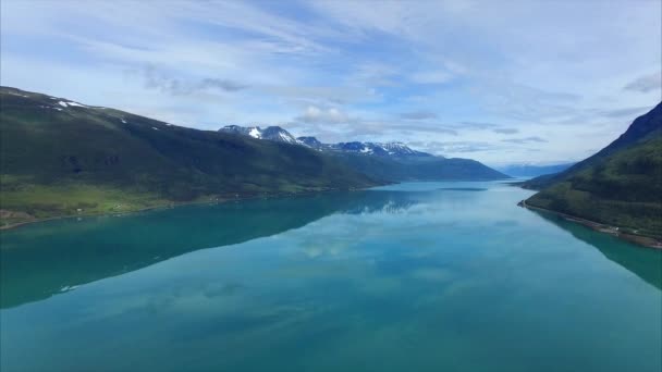 Lyngen fjord Norvégiában a levegő — Stock videók