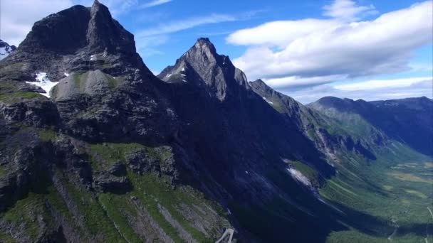 Hegycsúcsok körül Trollstigen Norvégiában — Stock videók