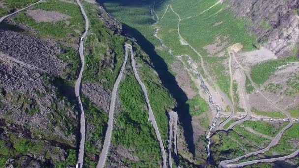 Trollstigen Pass in Noorwegen, luchtfoto materiaal — Stockvideo