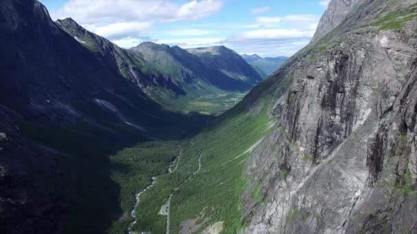 Górskie mury wokół przełęczy Trollstigen w Norwegii — Wideo stockowe