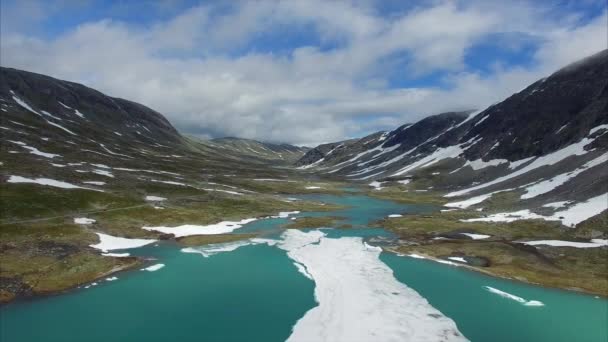 Flight above frozen lake in mountain pass in Norway — Stock Video