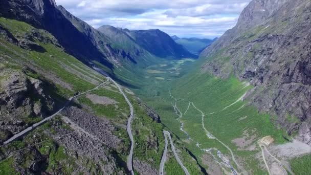 Trollstigen passeren in Noorwegen van bovenaf — Stockvideo