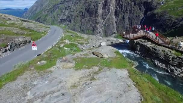 Смотровая площадка в Тролльском перевале в Норвегии, вид с воздуха — стоковое видео
