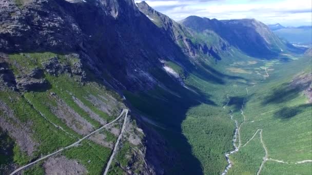 Filmagem aérea da estrada de passagem Trollstigen — Vídeo de Stock