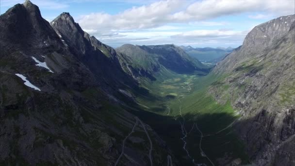 Гірські піки навколо Тролстигена проходять в Норвегії — стокове відео