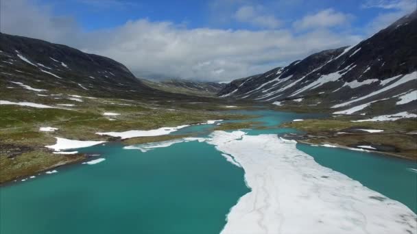 Volando hacia el lago congelado en el paso de montaña en Noruega — Vídeos de Stock