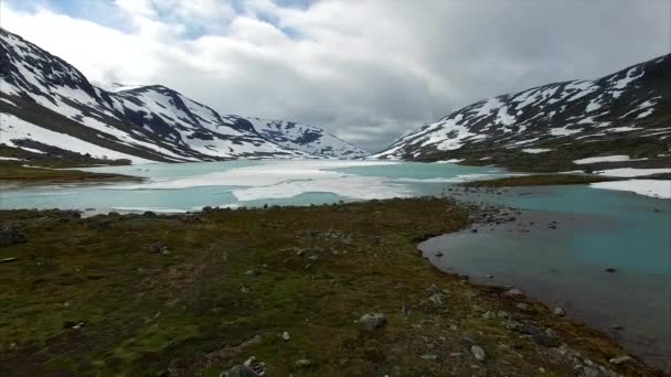 ノルウェーの山道の凍った湖 — ストック動画